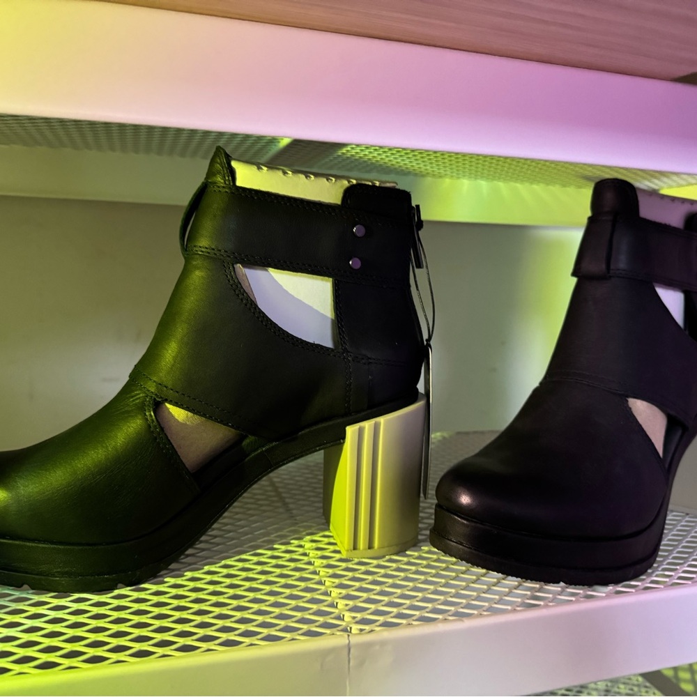 Sorel Black Heeled Boots with Chunky Heel